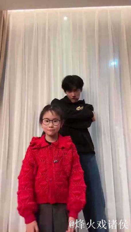 周柯宇与小侄女互动跳科目三视频引发关注